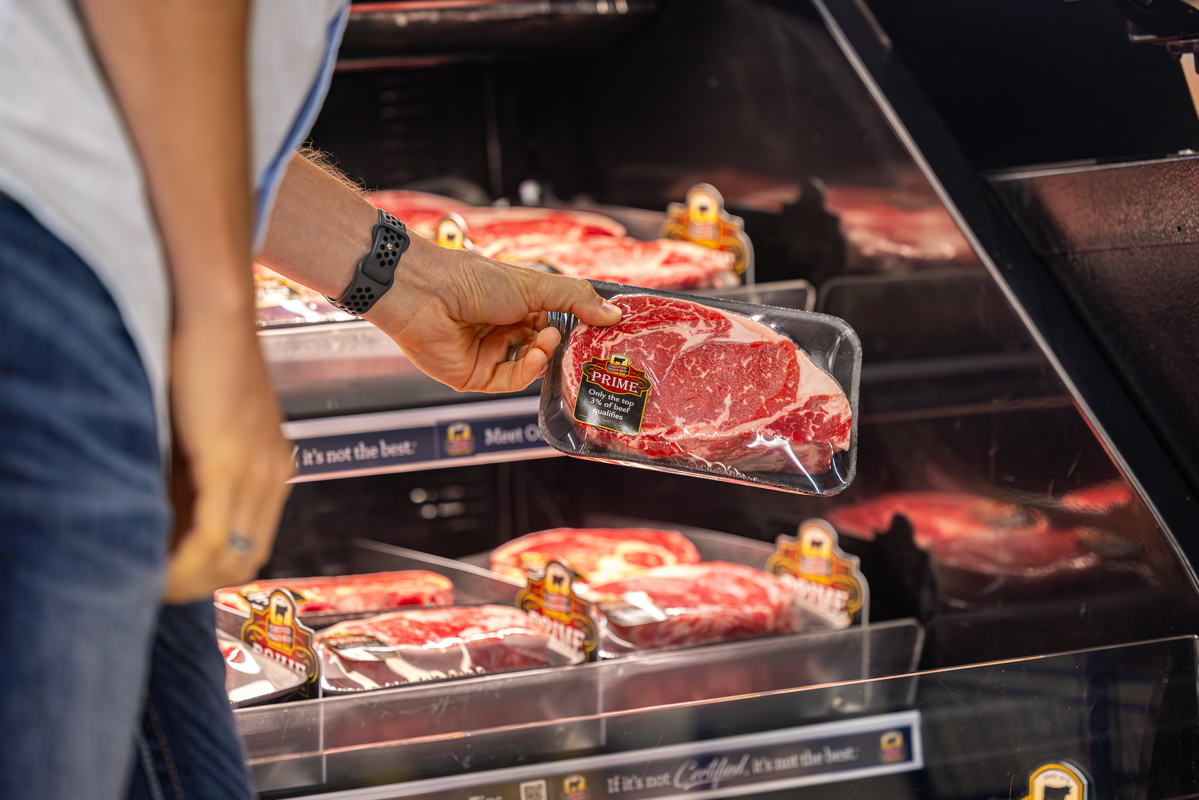 23-11215 Retail Lifestyle Shoot-Meijer-WS--14-1200x800-5b2df79 beef in a retail case
